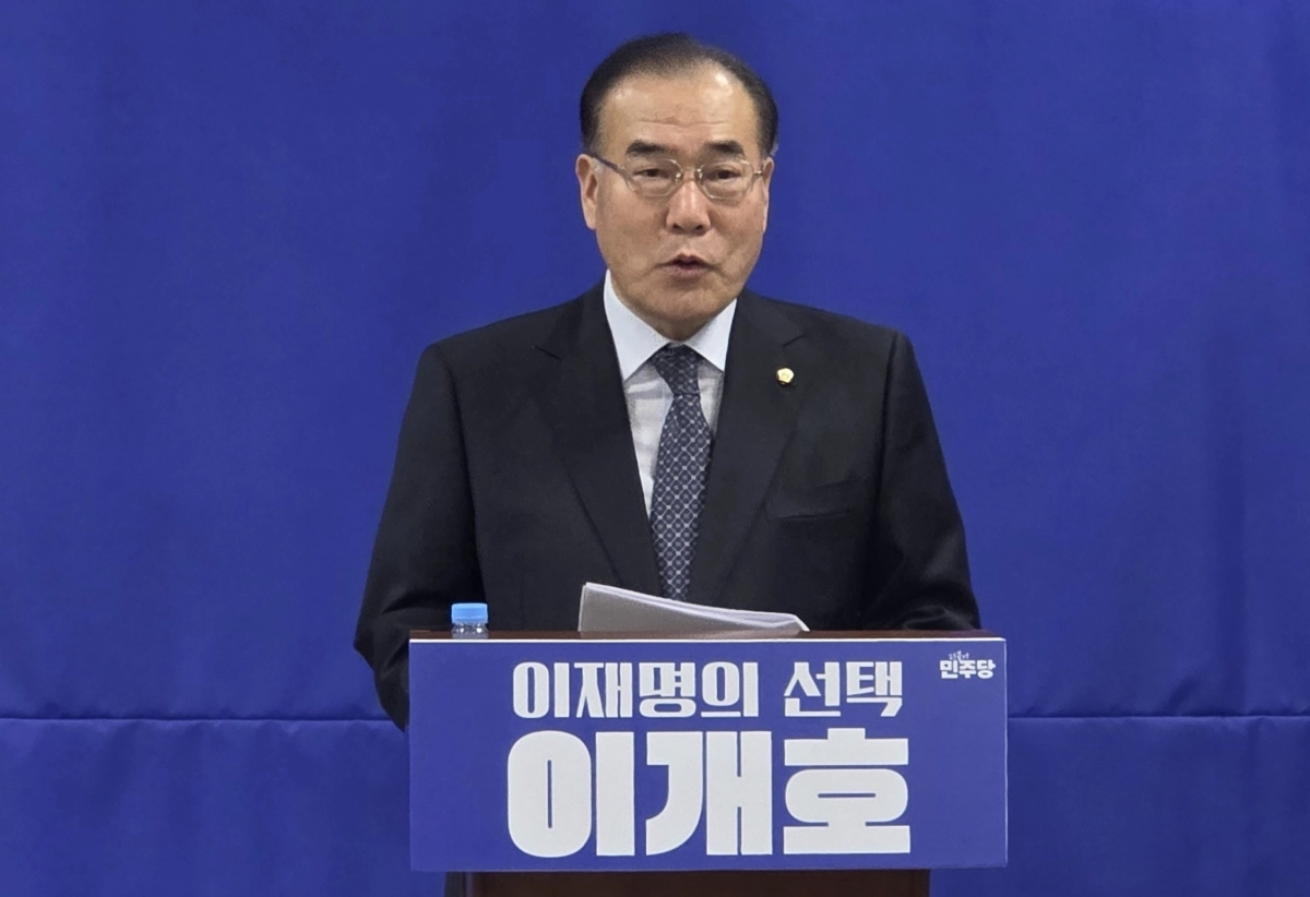 이개호 더불어민주당 국회의원이 10일 광주시의회에서 기자회견을 갖고 초대 전남광주특별시장 출마를 공식 선언했다.