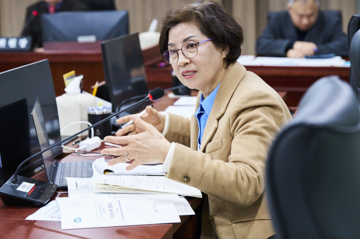 김미숙 의원이 9일 상임위 업무보고에서 미래산업 분야 예산·사업 추진 상황을 점검하고 있다.(사진=경기도의회)