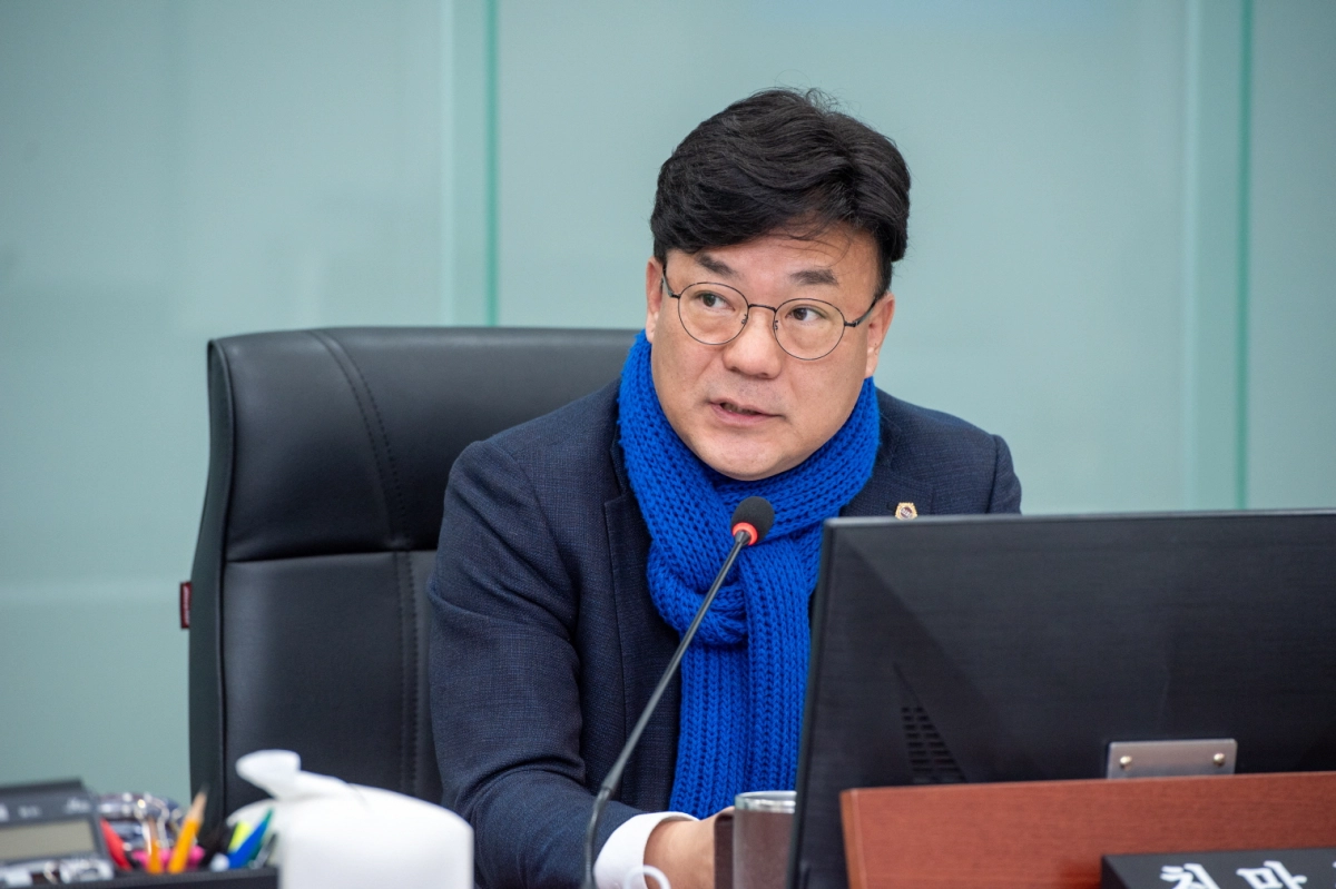 최만식 의원이 10일 열린 상임위 업무보고에서 복지국 대상으로 질의하고 있다.(사진=경기도의회)