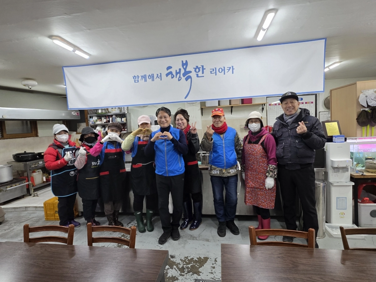 10일 ‘리어카무료급식소’를 방문한 배진석 부의장. 경북도의회 제공