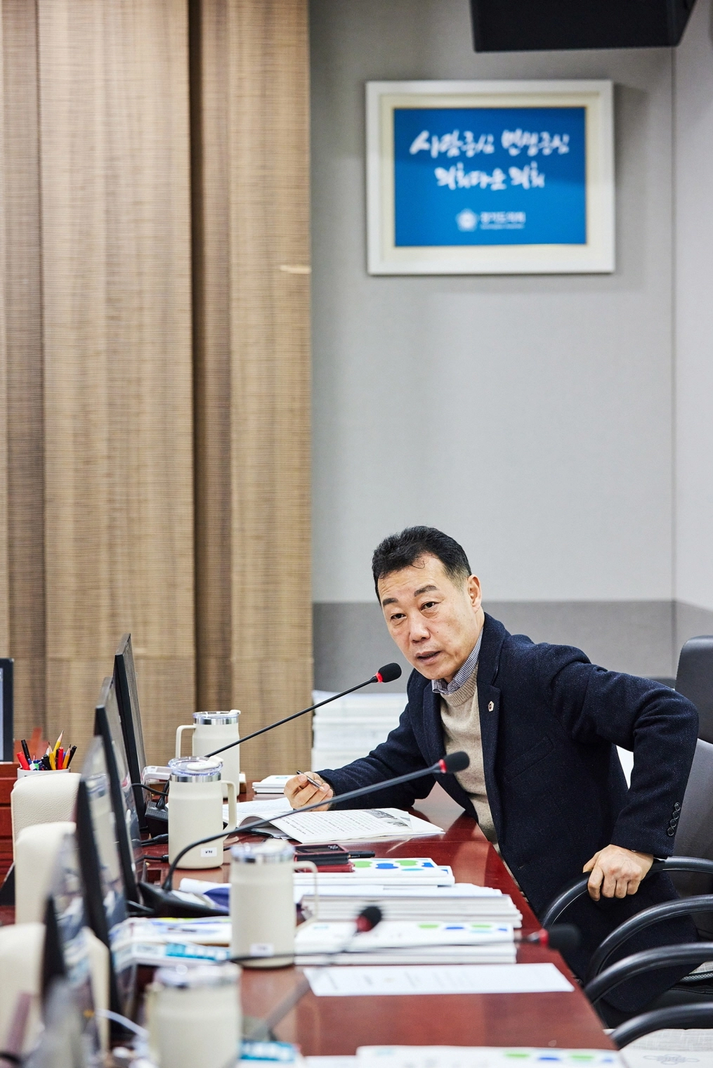이용호 의원이 9일 상임위 업무보고에서 사회혁신경제국 대상으로 질의하고 있다.(사진=경기도의회)