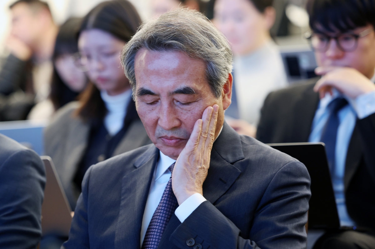 자료 살펴보는 민중기 특검