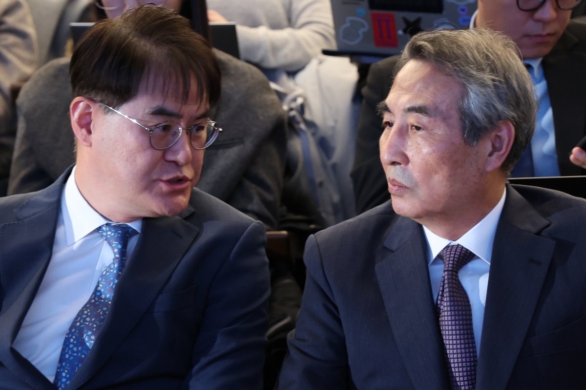 대화 나누는 민중기 특검