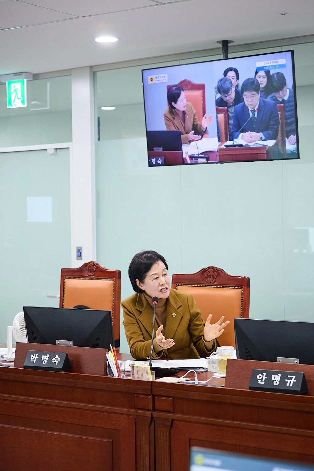 박명숙 의원이 9일 열린 상임위 업무보고에서 철도항만물류국 대상으로 질의하고 있다.(사진=경기도의회)