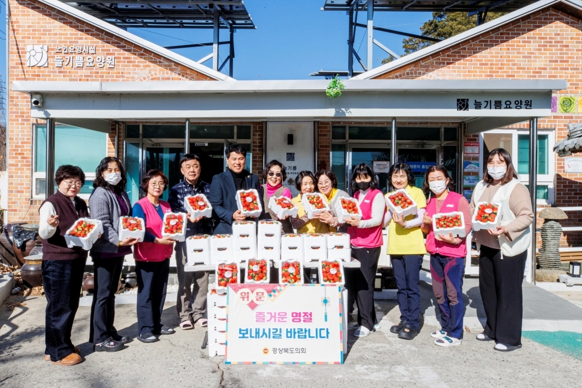 지난 9일 늘기쁨실버하우스를 방문한 윤종호 의원. 경북도의회 제공