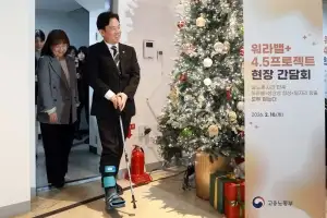 노동부 장관, 깁스한 채 ‘워라밸+4.5’ 1호 기업 현장점검