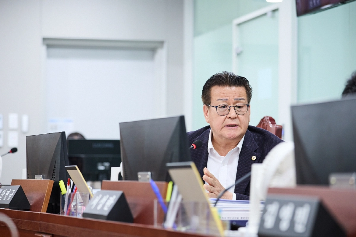 안명규 의원이 9일 열린 상임위 업무보고에서 철도항만물류국 및 경기평택항만공사를 대상으로 질의하고 있다.(사진=경기도의회)