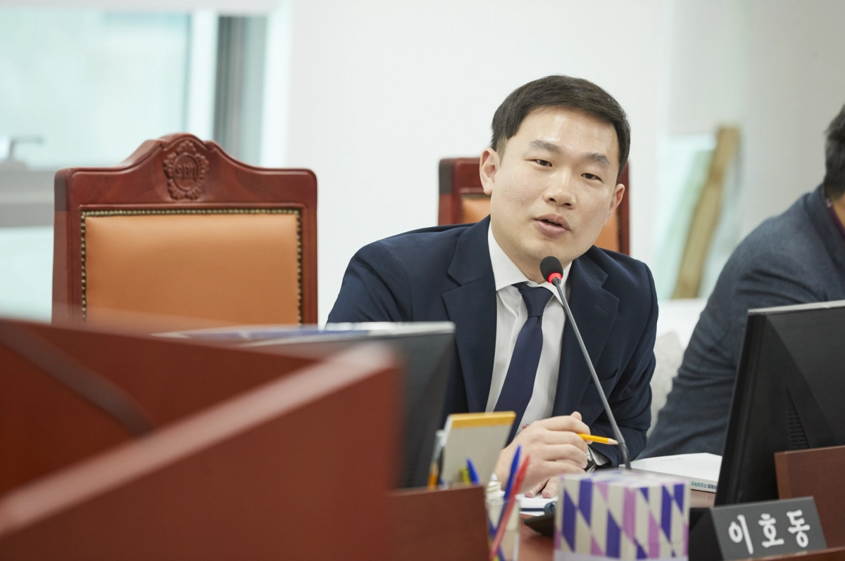 이호동 의원이 10일 열린 경기도교육원 원장 후보자 인사청문특별위원회에서 경기도교육연구원의 역할과 운영 원칙, 공공기관장으로서의 자질을 집중 점검하며 후보자에게 질의하고 있다.(사진=경기도의회)