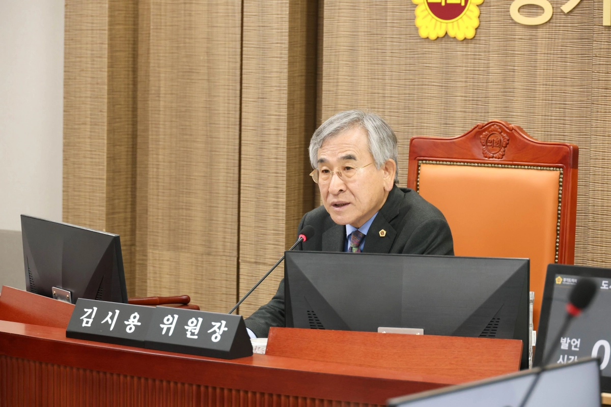 김시용 도시환경위원장이 9일 열린 제388회 임시회 업무보고에서 도시주택실 등 보고 기관을 대상으로 질의하고 있다.(사진=경기도의회)