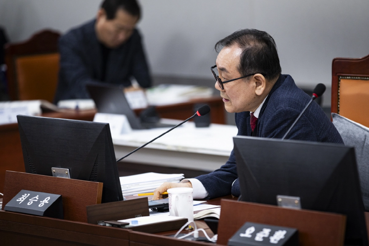 최승용 의원이 10일 열린 상임위 업무보고에서 기후환경에너지국 대상으로 질의하고 있다.(사진=경기도의회)