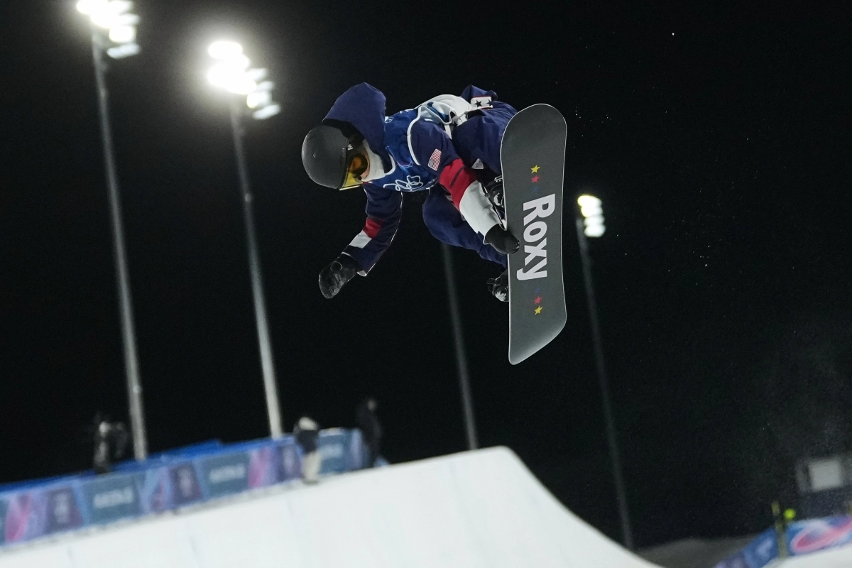 미국 스노보드 국가대표 클로이 김이 9일(한국시간) 이탈리아 리비뇨 스노파크에서 2026 밀라노·코르티나담페초 동계올림픽 여자 하프파이프 경기를 대비해 훈련하고 있다. 리비뇨 AP 연합뉴스