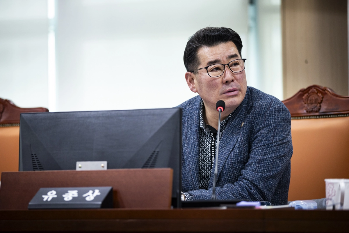 유종상 의원이 10일 열린 상임위 업무보고에서 경기환경에너지진흥원 대상으로 질의하고 있다.(사진=경기도의회)