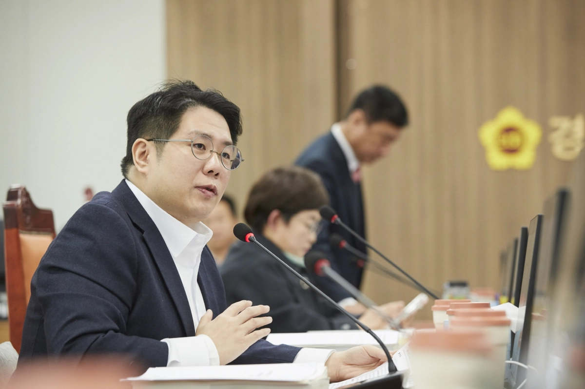 김현석 의원이 10일 열린 경기도교육연구원 원장 후보자 인사청문특별위원회에서 현실 반영한 지역 맞춤형 연구의 필요성을 강조하며 후보자에게 질의하고 있다.(사진=경기도의회)