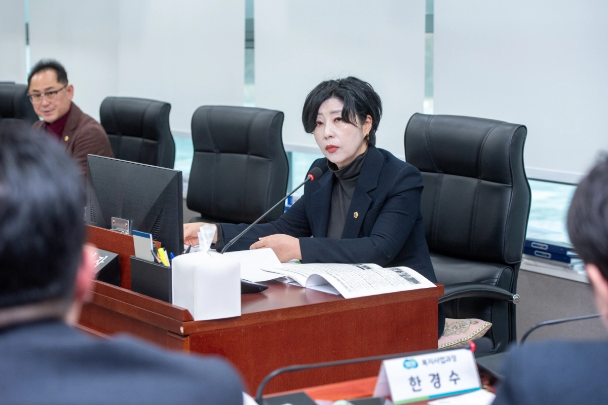 정경자 의원이 10일 상임위 업무보고에서 복지국 대상으로 질의하고 있다.(사진=경기도의회)