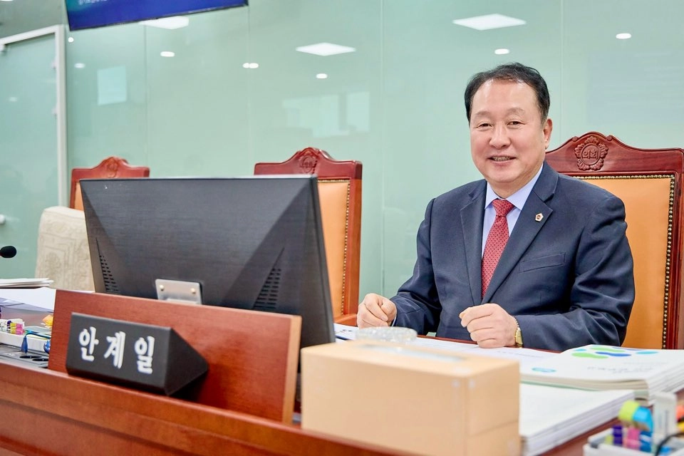 안계일 의원이 10일 열린 2026년 경기도 업무보고에서 안전관리실 대상으로 질의하고 있다.(사진=경기도의회)