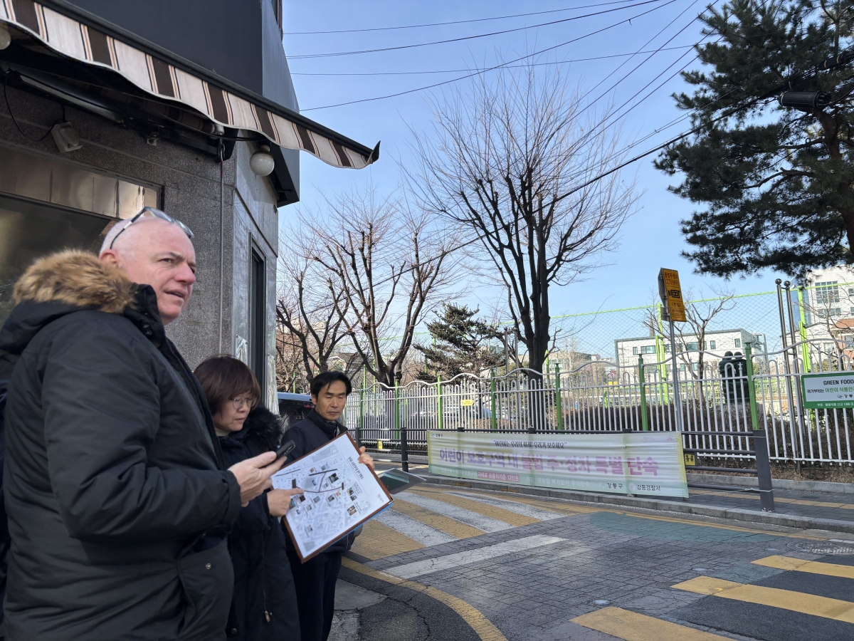 호주의 서(西)호주경찰청 방문단이 강동구 성내초등학교 인근 어린이보호구역을 직접 돌아보고 있다. 강동구 제공