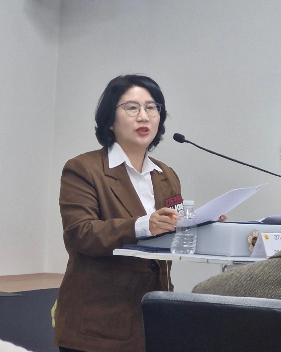 이서영 의원이 9일 경기도교육청 업무보고에서 초등학교 통학로 안전·인사 정책의 형평성 문제를 지적하고 행정 전반의 책임 있는 역할을 주문하고 있다.(사진=경기도의회)