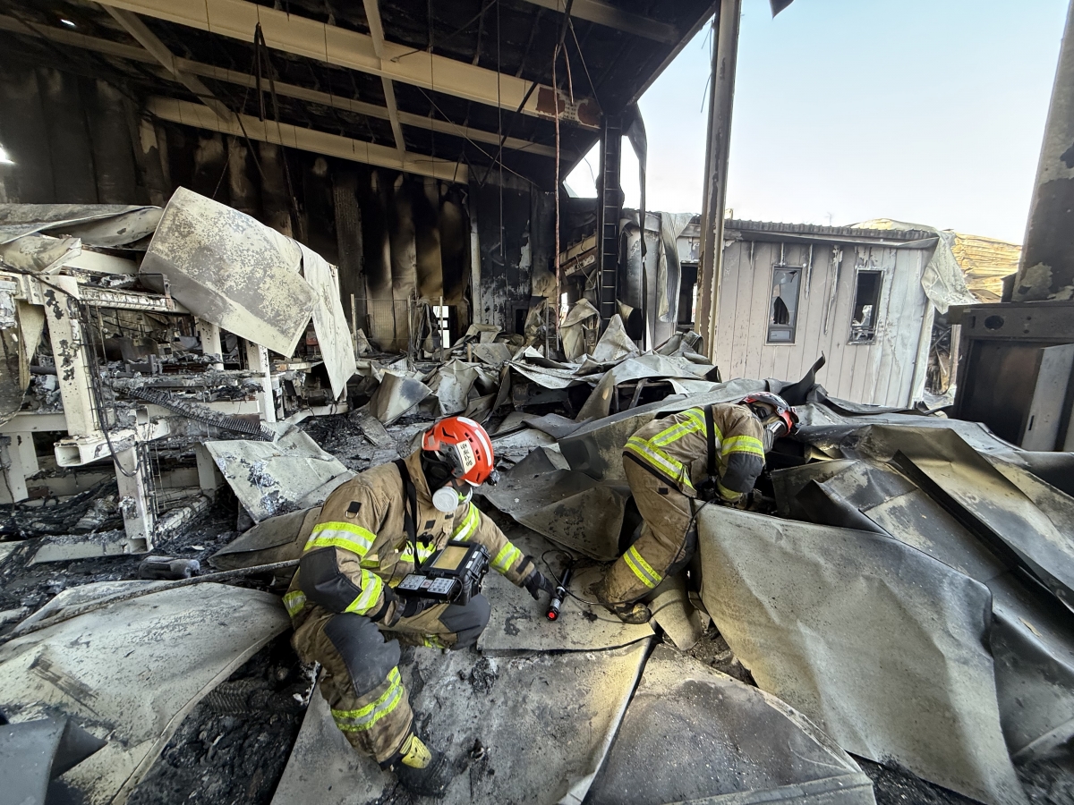 소방당국이 음성군 맹동면 생활용품 공장 화재 현장에서 실종자 수색작업을 벌이고 있다. 충북도 소방본부.