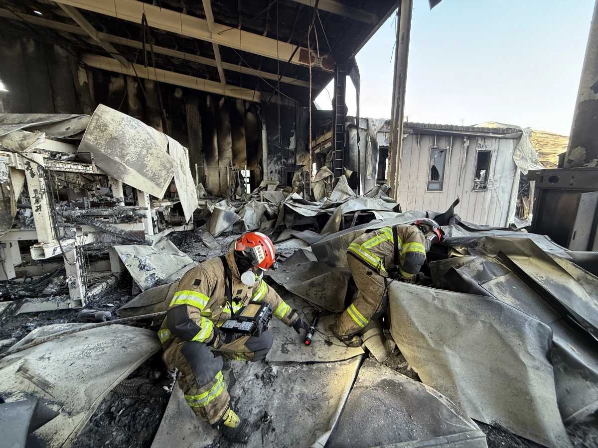 소방당국이 음성군 맹동면 생활용품 공장 화재 현장에서 실종자 수색작업을 벌이고 있다. 충북도 소방본부.