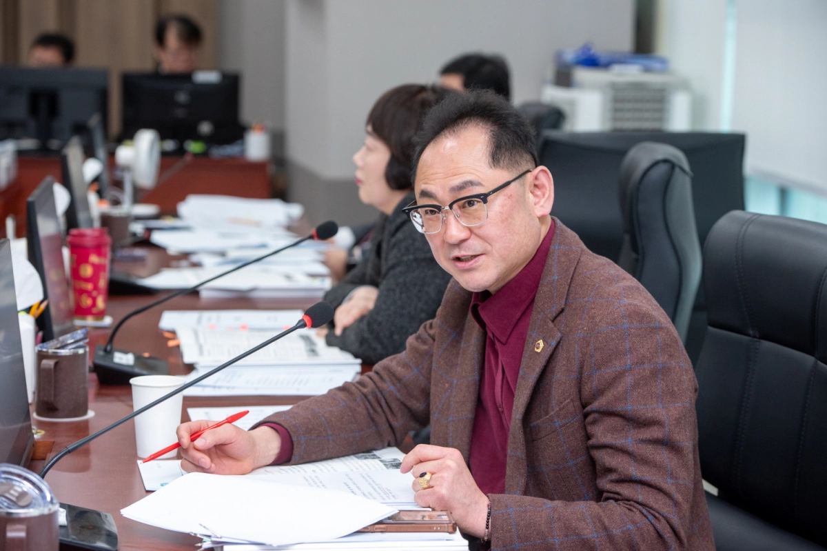 김완규 의원이 10일 열린 상임위 업무보고에서 복지국 대상으로 질의하고 있다.(사진=경기도의회)