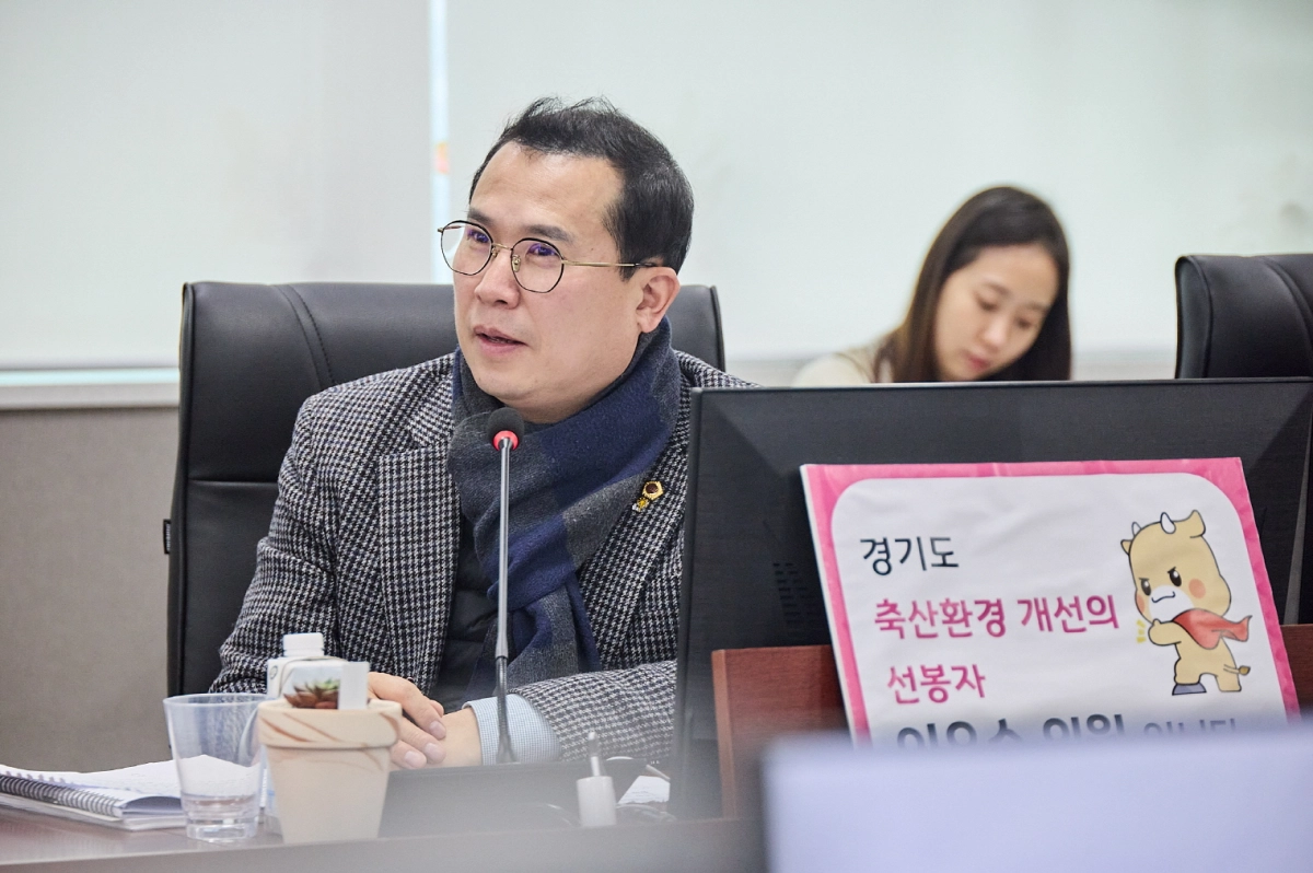 이오수 의원이 10일 상임위 업무보고에서 농수산생명과학국 등 대상으로 질의하고 있다.(사진=경기도의회)