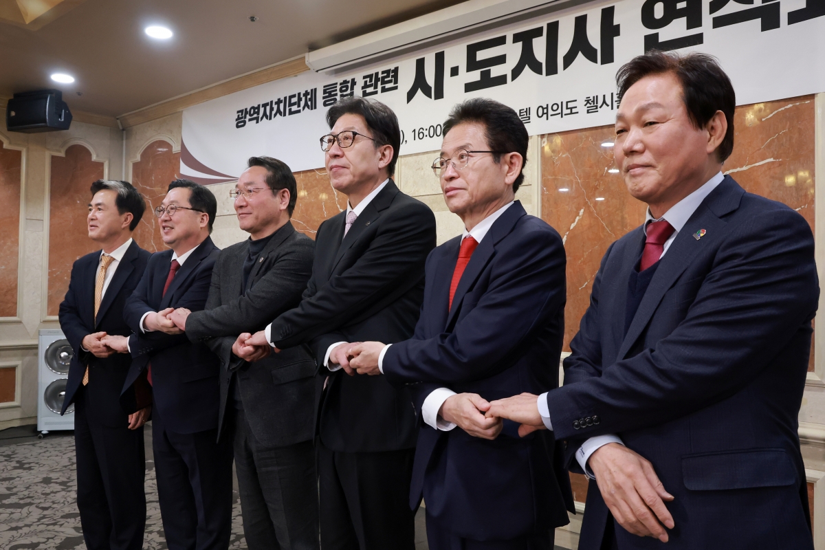 지난 2일 서울 여의도 켄싱턴 호텔에서 열린 ‘행정통합 관련 시도지사 연석회의’에 참석한 시도지사들이 기념촬영을 하고 있다. 왼쪽부터 왼쪽부터 김태흠 충남도지사, 이장우 대전시장, 유정복 인천시장, 박형준 부산시장, 이철우 경북도지사, 박완수 경남도지사. 연합뉴스