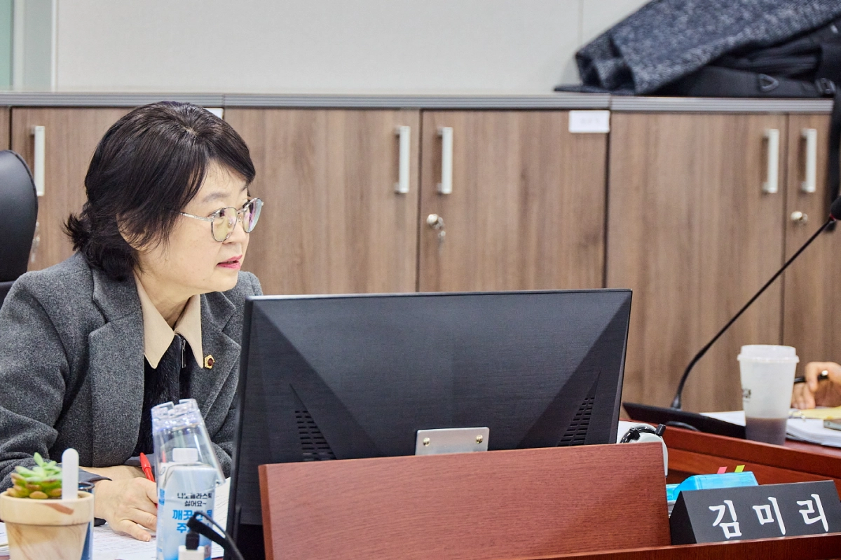 김미리 의원이 10일 열린 경기도농수산진흥원 업무보고에서 불명확한 ‘기후급식’ 정책의 개념과 실체를 지적하고 실질적인 제도 설계를 주문하고 있다.(사진=경기도의회)