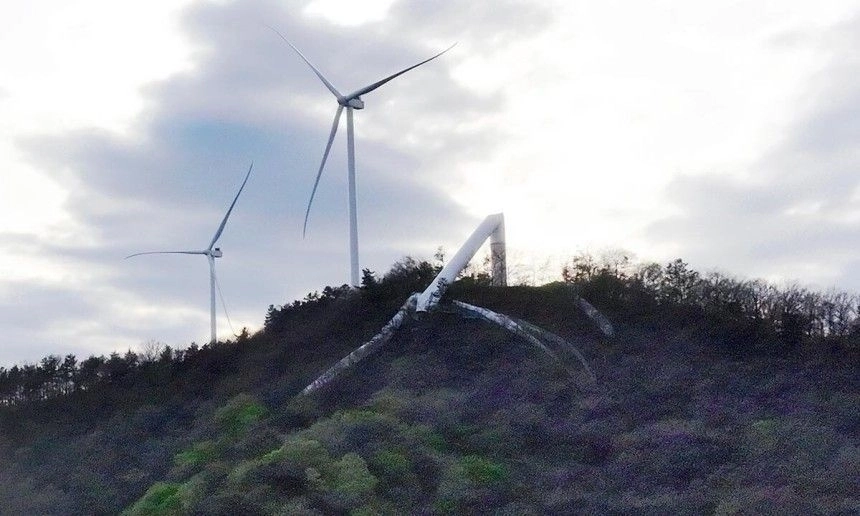 블레이드 파손으로 꺾인 전남 화순 풍력발전기 타워. 연합뉴스