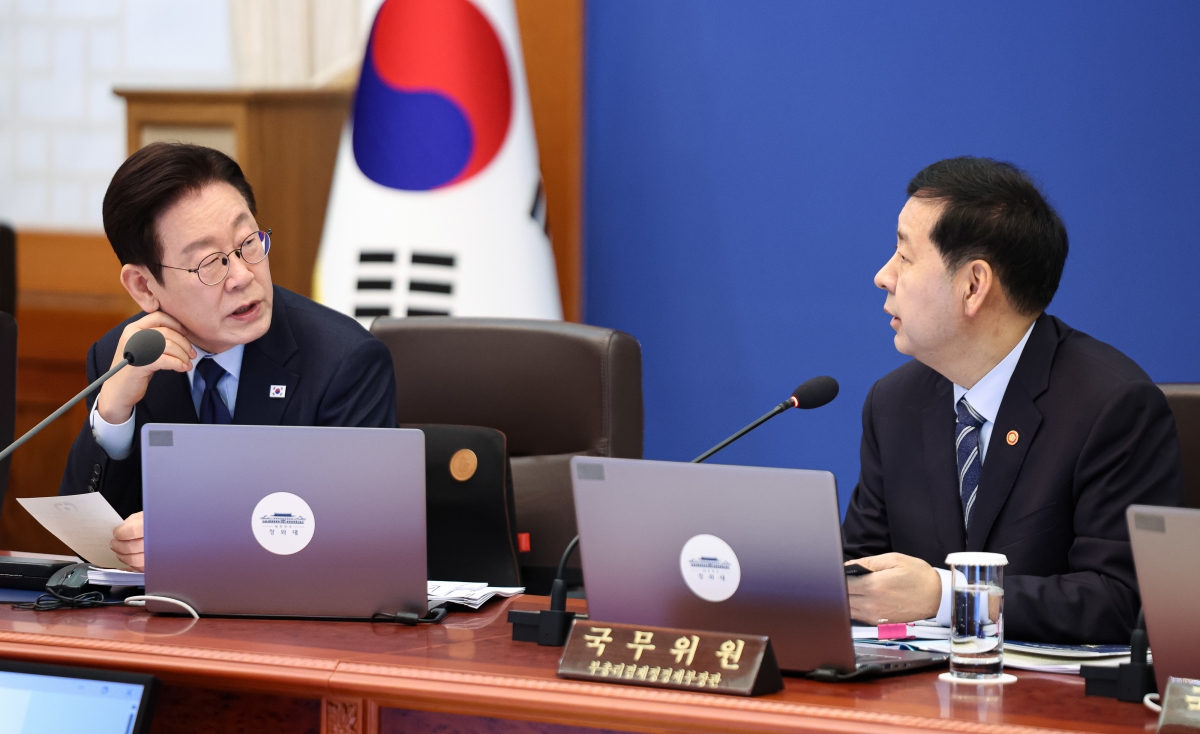 이재명 대통령이 10일 청와대에서 열린 국무회의에서 구윤철 부총리 겸 재정경제부 장관과 대화하고 있다. 뉴스1
