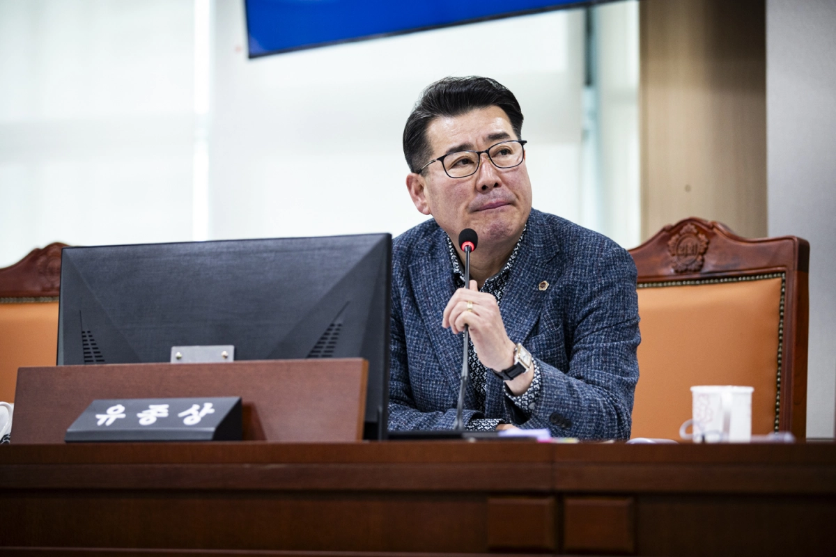 유종상 의원이 10일열린 기후환경에너지국 업무보고에서 기후위성, 도정 전반에 실질적인 활용 체계를 마련할 것을 주문하고 있다.(사진=경기도의회)