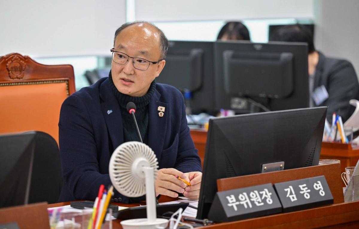 김동영 의원이 10일 열린 경기교통공사 사장 후보자 인사청문특별위원회에서 박재만 후보자를 상대로 경영 비전과 소통 능력을 날카롭게 검증하며 질의하고 있다.(사진=경기도의회)