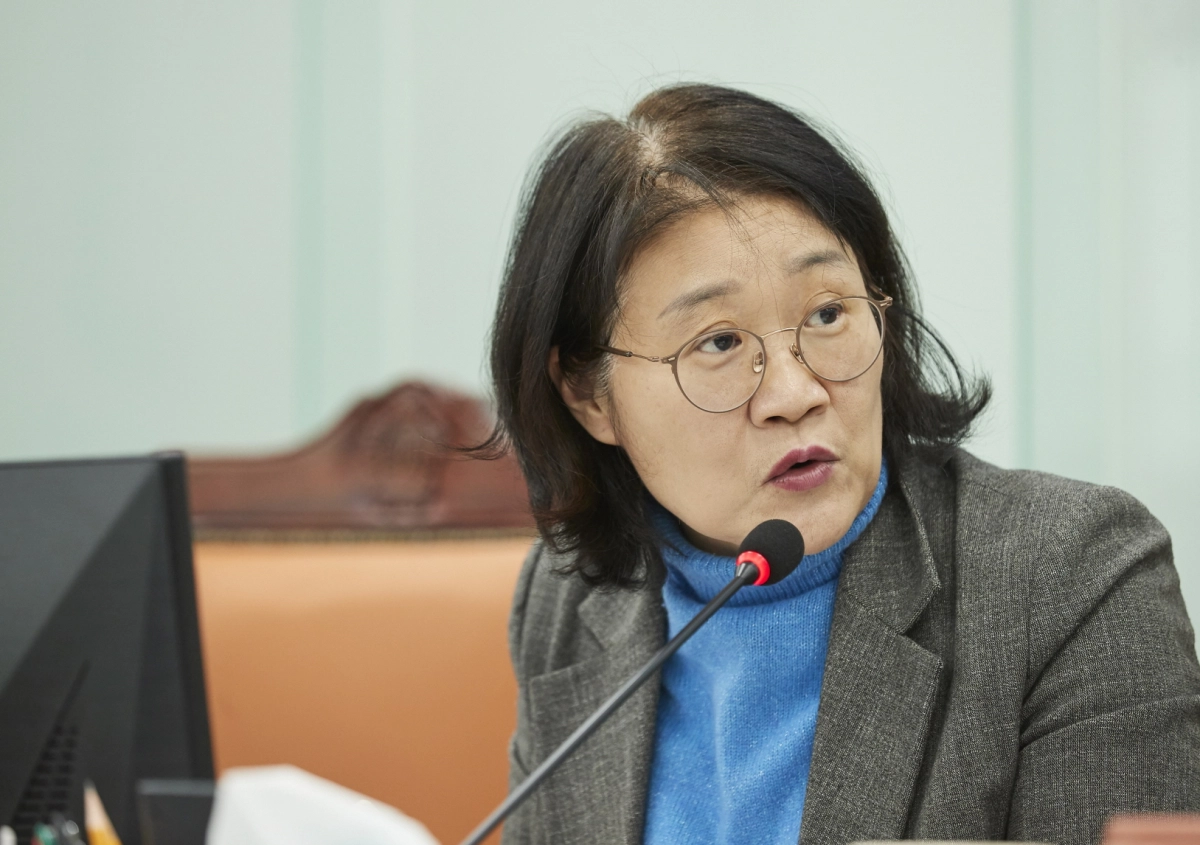 신미숙 의원이 9일 2026년도 경기도교육청 업무보고에서 하반기 개교학교의 인사 및 행정공백 문제를 지적하고 개학 일정 고려한 조정이 필요함을 강조하고 있다.(사진=경기도의회)