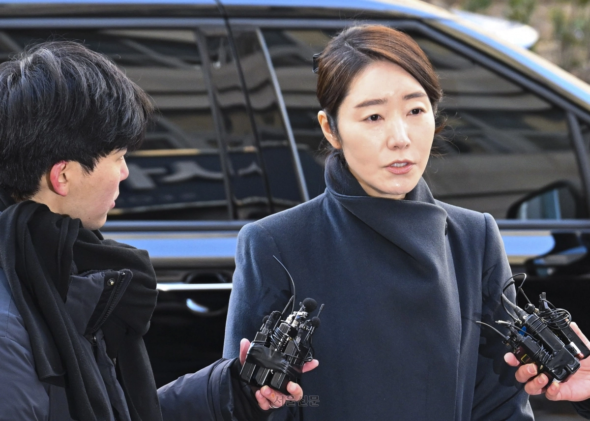 공천헌금 수수 의혹을 받는 강선우 무소속 의원이 지난달 20일 서울 마포구 서울경찰청 공공범죄수사대로 출석하고 있다. 이지훈 기자