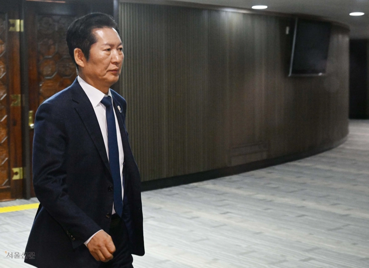 정청래 더불어민주당 대표가 10일 국회 본관에서 열린 의원총회에서 조국혁신당과의 합당과 관련해 의원들 의견을 청취한 뒤 회의장을 나서고 있다. 안주영 전문기자