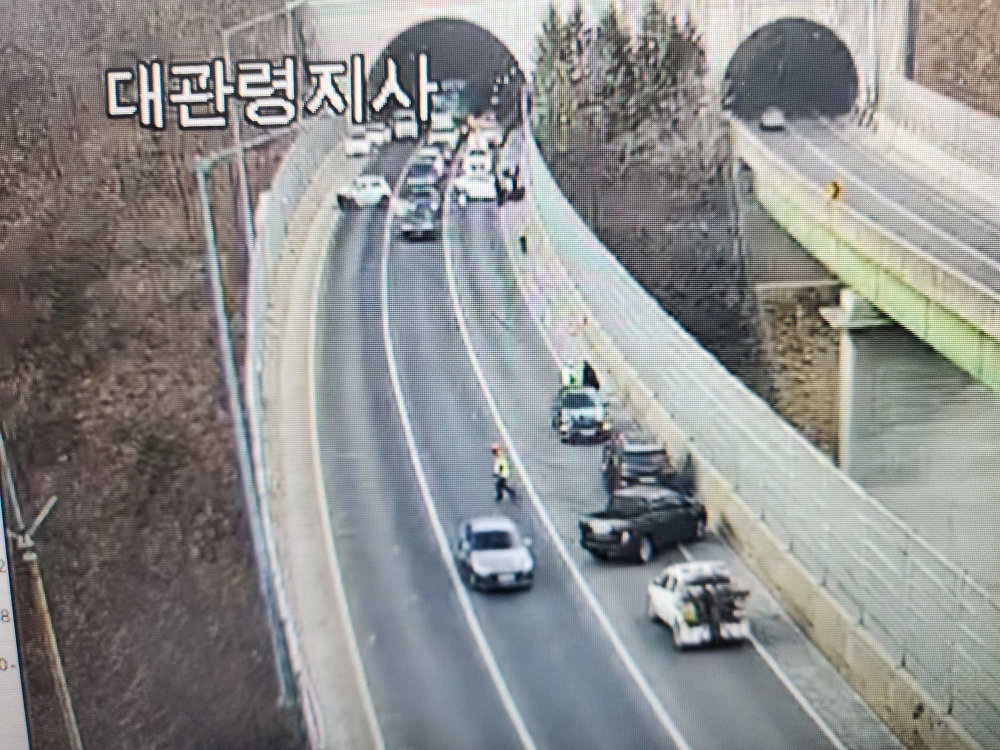 10일 강원 강릉 성산면 영동고속도로 인천 방향 대관령 5터널 인근에서 차량 7대가 추돌하는 사고가 났다. 강원소방본부 제공