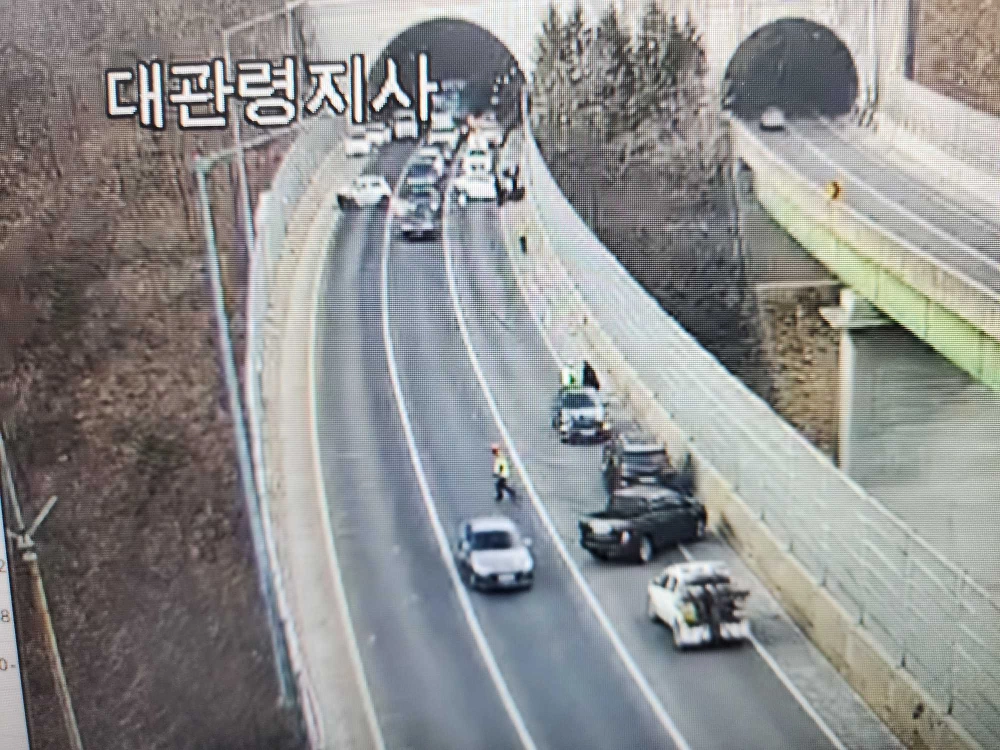 10일 강원 강릉 성산면 영동고속도로 인천 방향 대관령 5터널 인근에서 차량 7대가 추돌하는 사고가 났다. 강원소방본부 제공
