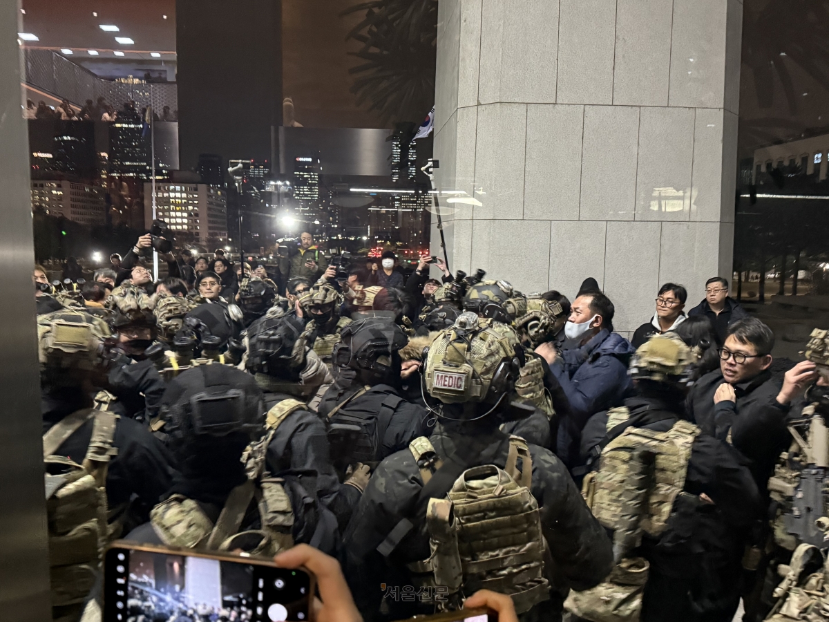 국민권익위원회는 10일 국제투명성기구(TI)가 발표한 ‘2025년도 부패인식지수(CPI)’ 조사 결과 182개국 중 31위를 차지했다고 밝혔다. 비상계엄 여파로 전년 대비 1단계 하락했다. 국회 앞 문막는 특수부대 상황. 2024.12.4 오장환기자