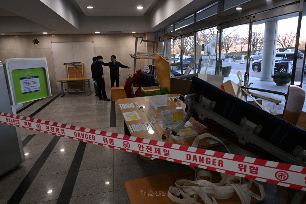 2024년 12월 4일  국회 본관3문 출입구에 국회 관계자들이 계엄군 진입을 막기 위해 바리케이드로 사용한 물품들이 쌓여 있다. 2024.12.4 안주영 전문기자