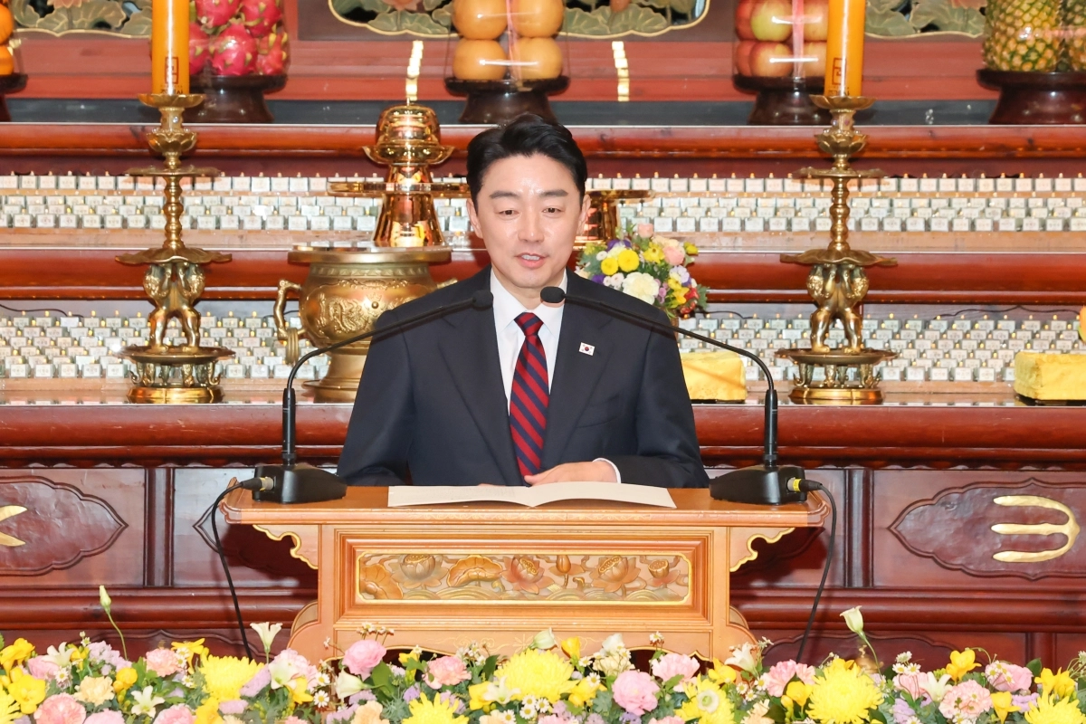 강훈식 청와대 비서실장이 10일 서울 종로구 조계사에서 열린 하정우 AI미래기획수석의 청불회장 취임 법회에서 축사를 하고 있다. 청와대 제공