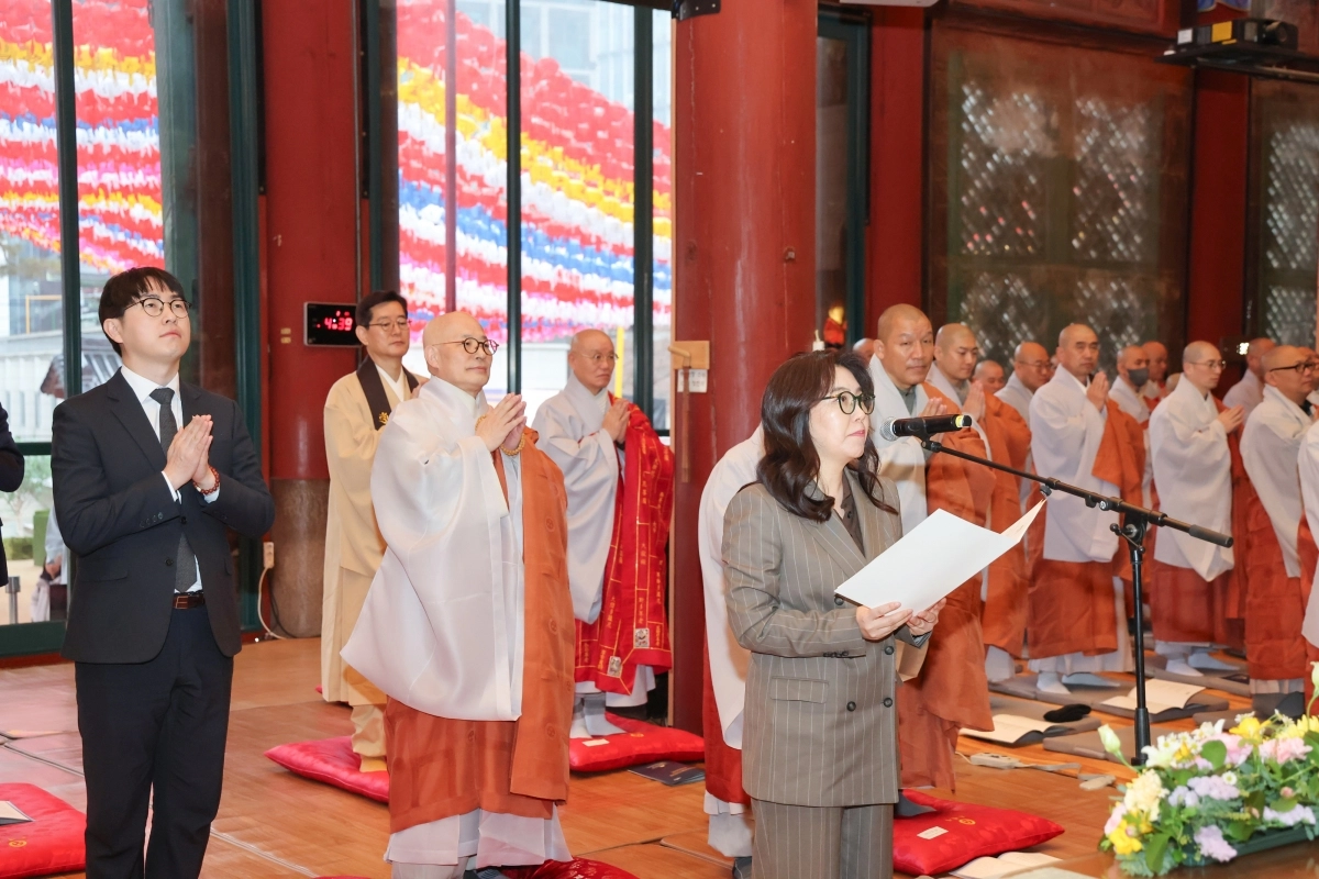 청불회 회장인 하정우(왼쪽) 청와대 AI미래기획수석과 부회장인 강유정(오른쪽) 대변인이 10일 서울 종로구 조계사에서 열린 청불회장 취임 법회에서 발원문을 낭독하고 있다. 청와대 제공