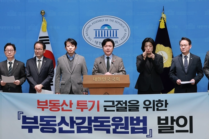 국회 정무위원회 여당 간사인 더불어민주당 강준현 의원과 김현정 의원 등 민주당 정무위원들이 10일 국회 소통관에서 부동산감독원법 발의 기자회견을 하고 있다. 연합뉴스