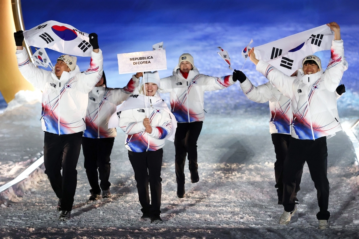 리비뇨 개막식, 태극기 흔들며 입장하는 한국 선수단