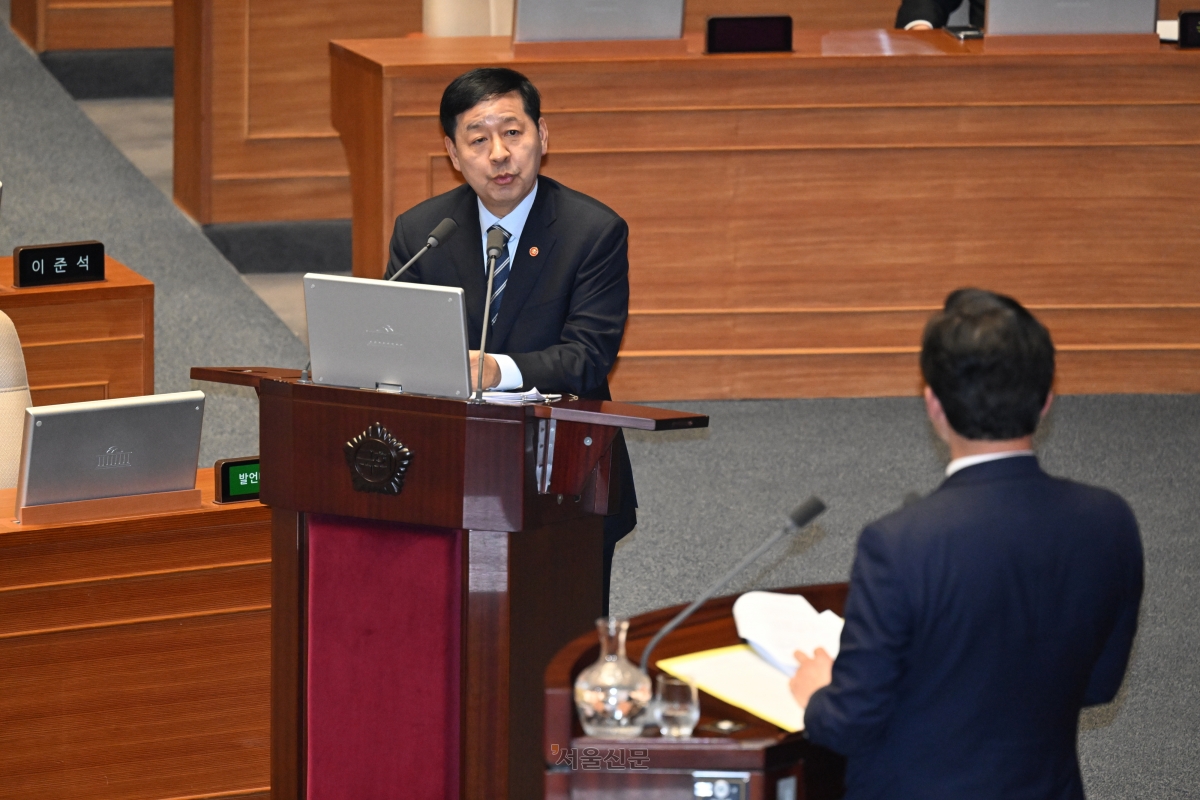 구윤철 경제부총리 겸 재정경제부 장관이 10일 국회에서 열린 제432회국회(임시회) 제5차 본회의에서 경제에 관한 대정부질문에 답변을 하고 있다. 2026.2.10 홍윤기 기자