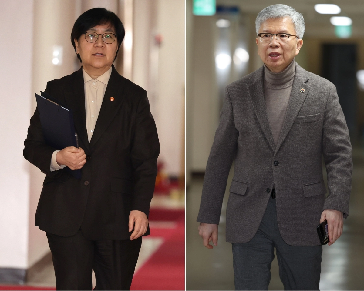 정은경(왼쪽 사진) 보건복지부 장관과 김택우(오른쪽 사진) 대한의사협회 회장이 10일 서울 종로구 정부서울청사에서 열린 보건의료정책심의위원회에 참석하기 위해 각각 회의장으로 이동하고 있다. 김 회장은 이날 의과대학 입학 정원 규모를 정하는 표결 과정에서 기권표를 던진 뒤 퇴장한 것으로 알려졌다. 연합뉴스
