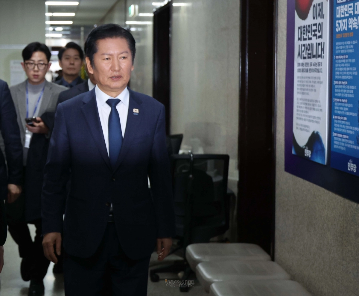 더불어민주당 정청래 대표가 10일 국회에서 조국혁신당과의 합당 논의를 주제로 비공개로 열린 의원총회를 마친 뒤 당 대표실을 향해 이동하고 있다. 2026.2.10 안주영 전문기자