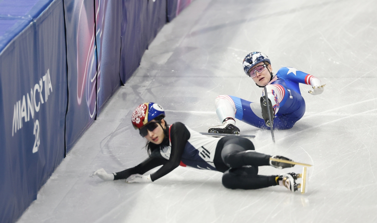 쇼트트랙 대표팀 김길리(앞)가 10일(한국시간) 이탈리아 밀라노 아이스스케이팅 아레나에서 열린 2026 밀라노·코르티나담페초 쇼트트랙 혼성 2000ꏭ 계주 경기 도중 커린 스토더드(미국)와 충돌해 넘어지고 있다. 밀라노 연합뉴스