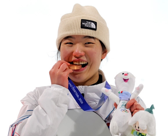 9일(현지시간) 이탈리아 리비뇨 스노파크에서 열린 2026 밀라노-코르티나담페초 동계올림픽 스노보드 여자 빅에어 시상식에서 동메달을 차지한 유승은이 메달을 깨물어보고 있다. 2026.2.10 연합뉴스