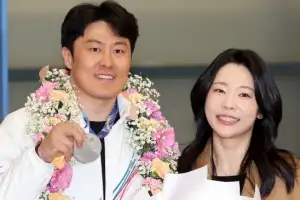 [포토] ‘금의환향’ 김상겸, 아내 환대 속 귀국