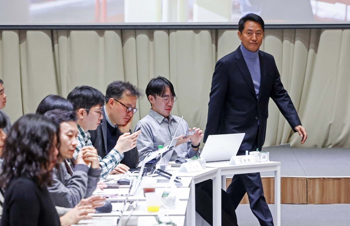 오세훈 서울시장이 10일 시청 대회의실에서 열린 신년 기자간담회에 입장하고 있다. 서울시장 출마 선언 시점을 묻는 말에 “현직에게 출마 선언 날짜 택일이 큰 의미가 있을 것 같지는 않은데, 아직 이르다”며 “당의 경선 공고도 나오지 않은 상태에서 ﻿서두를 이유가 없다”고 답했다. 뉴스1