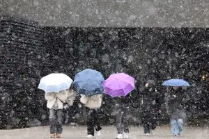 부산역 광장 함박눈